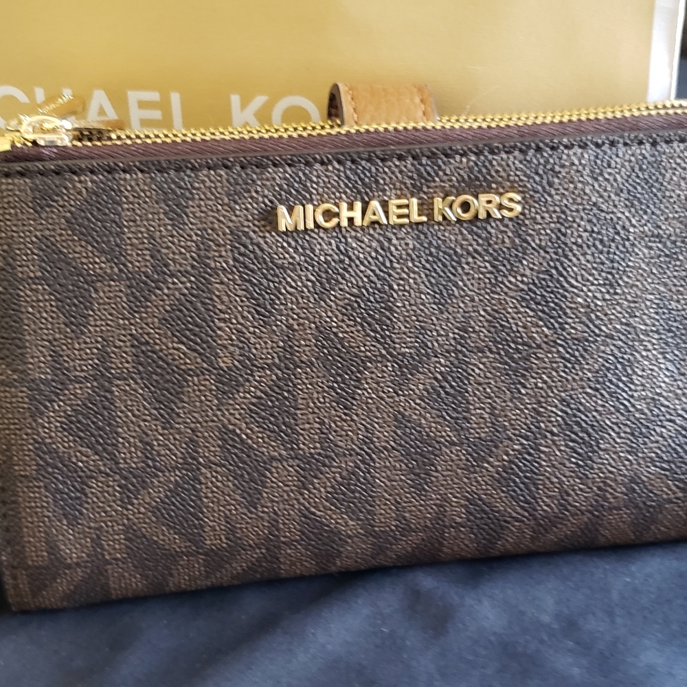Michael Kors  jet set travel wristlet